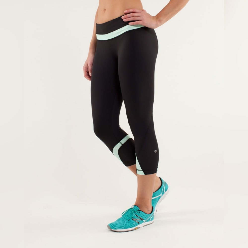 Lululemon Run: Inspire Crop IIBlack / Petit Dot Fresh Teal size 6